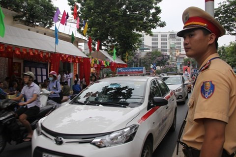 CSGT dùng motor chuyên dụng phân luồng phố đi bộ