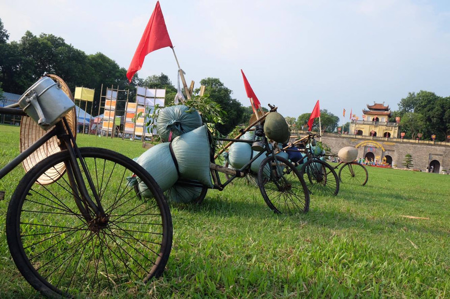 Vào Hoàng thành Thăng Long ngắm làng nghề truyền thống