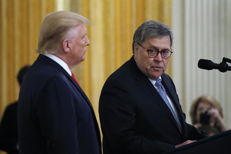Tống thống Mỹ Donald Trump (trái) và Bộ trưởng Tư pháp Mỹ William Barr. (Ảnh: AP)