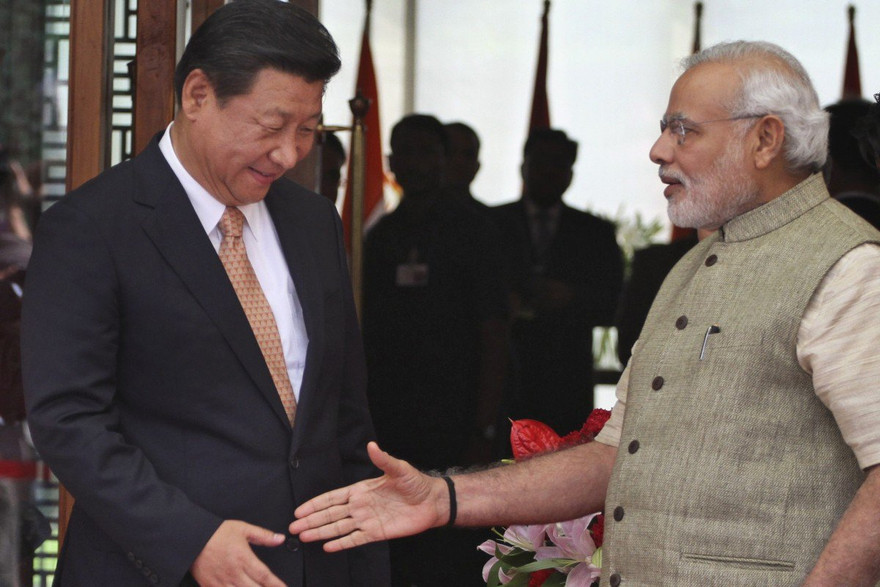 Ông Modi và ông Tập gặp nhau ở Ahmedabad vào tháng 9/2014. (Ảnh: AP)