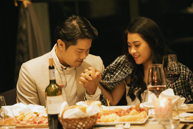 Cố diễn viên Hải Đăng và bạn gái trong lễ đính hôn.