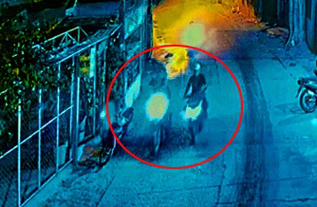 Hình ảnh hai nghi phạm qua trích xuất camera. Ảnh: CACC