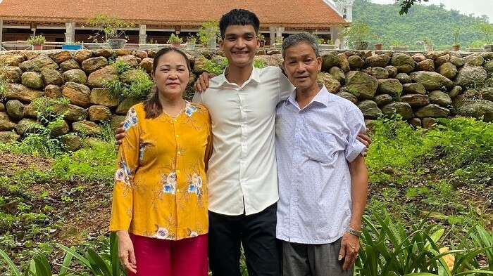 Showbiz 1/2: Mạc Văn Khoa ngậm ngùi vì không thể về Hải Dương ăn tết