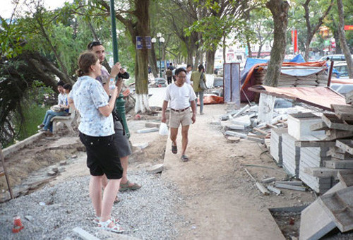 Dự án thay đá lát vỉa hè hồ Gươm từng vấp phải sự phản ứng từ dư luận. Ảnh: Báo Đất Việt.