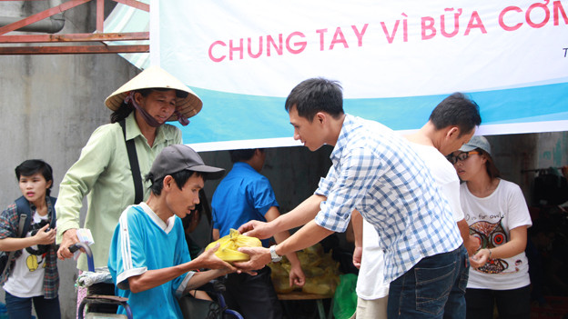 Hơn 1000 phần cơm chay trao người nghèo