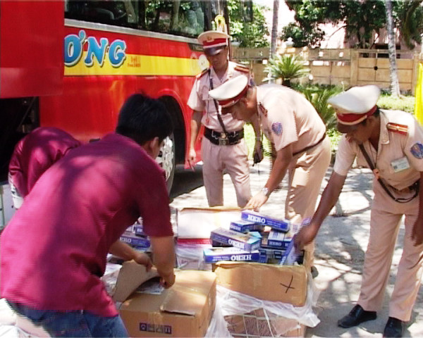 Hàng nghìn gói thuốc lá ngoại nhập lậu được phát hiện, thu giữ từ xe khách giường nằm hạng sang. Ảnh: V.Nhân.