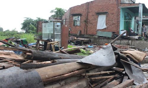 Bà Trinh và cháu kịp thoát ra ngoài trước khi căn nhà cấp 4 bị sập. Ảnh: Nguyệt Triều.