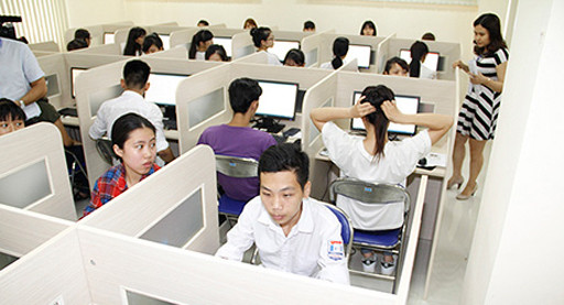 Không ít thí sinh còn ngỡ ngàng khi lần đầu làm bài thi trực tuyến như thế này.