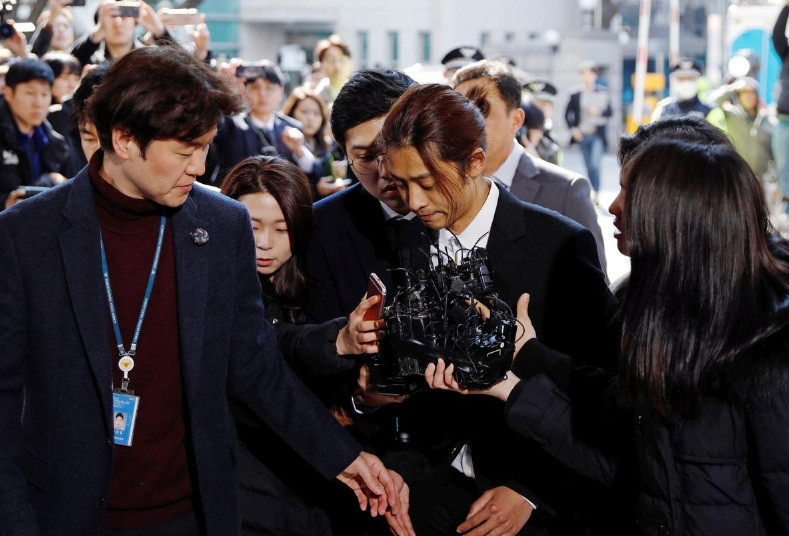 Ca sĩ Jung Joon-young đến đồn cảnh sát để chịu thẩm vấn về cáo buộc lén quay và chia sẻ phim sex lên mạng xã hội. (Ảnh: Reuters)
