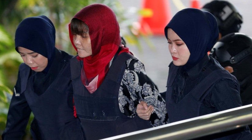 Đoàn Thị Hương bị dẫn ra tòa. (Ảnh: Reuters)