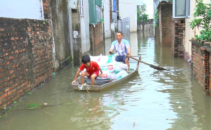 Nước sông dâng, nhiều hộ dân ngoại thành Hà Nội bị ảnh hưởng