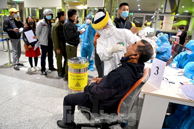 Lấy mẫu xét nghiệm cho nhân viên sân bay Nội Bài - Ảnh: Nguyễn Trọng Tài