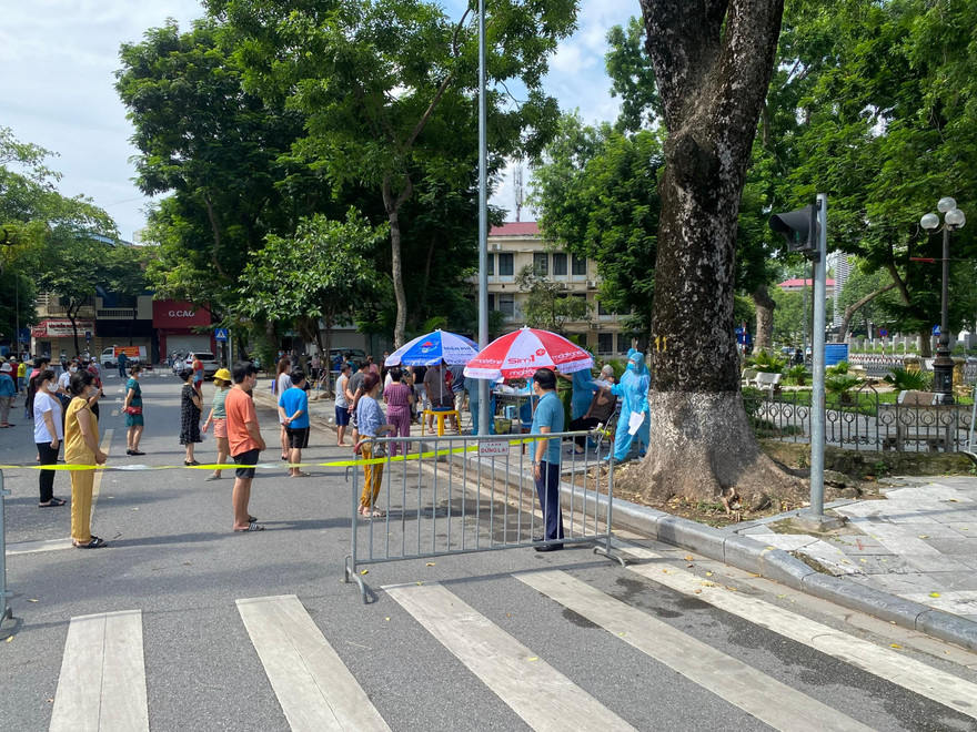 Xét nghiệm 7.000 người, phong tỏa nhiều ngõ vì liên quan 2 ca dương tính tại chợ Ngọc Hà