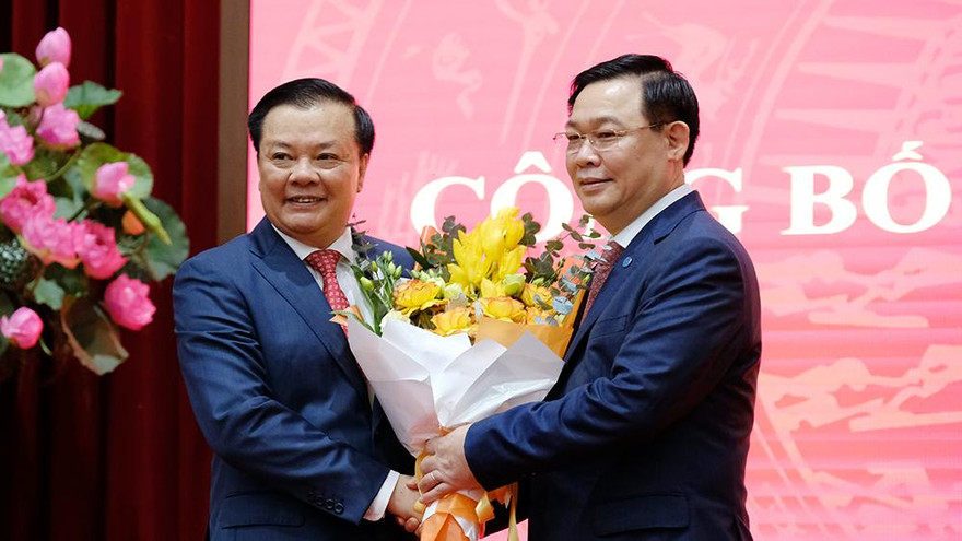 Chủ tịch Quốc hội Vương Đình Huệ, nguyên Bí thư Thành uỷ Hà Nội và tân Bí thư Thành uỷ Hà Nội Đinh Tiến Dũng. Ảnh: Mạnh Thắng