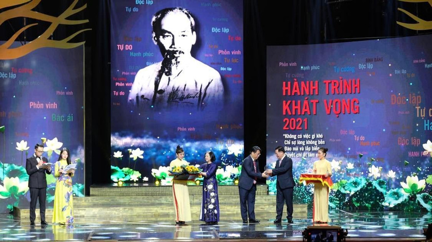 Tôn vinh những tấm gương bình dị, cao quý