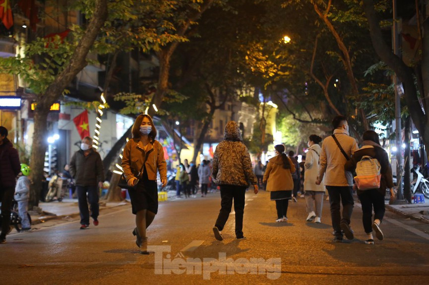 Hà Nội vừa mở rộng không gian phố đi bộ trong khu phố cổ, kết nối với không gian đi bộ quanh hồ Hoàn Kiếm. Ảnh: Duy Phạm