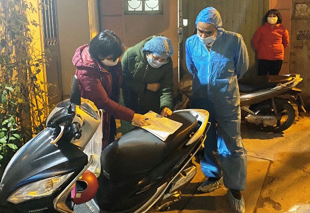 Lực lượng chức năng quận Cầu Giấy rà soát các trường hợp có liên quan. Ảnh: KTĐT