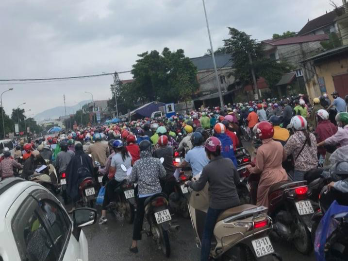 Dòng người ùn ứ ở chốt kiểm soát sáng nay. Ảnh: PV