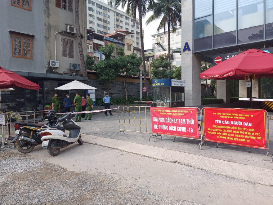 Rào chắn chung cư Rivera Park 69 Vũ Trọng Phụng (quận Thanh Xuân) sau khi có ca dương tính SARS-CoV-2. Ảnh: T.D