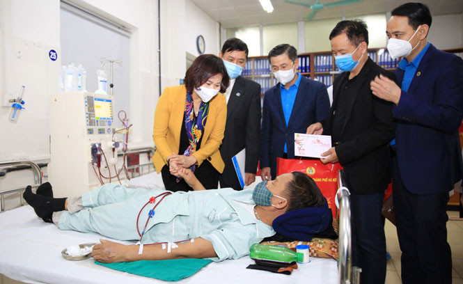 Nhân dịp Tết cổ truyền dân tộc, Phó Bí thư Thường trực Thành ủy Nguyễn Thị Tuyến và lãnh đạo Liên đoàn Lao động thành phố đã trao tặng 50 suất quà cho các y, bác sĩ và 100 suất quà cho các bệnh nhân đang điều trị tại Bệnh viện Đa khoa Hà Đông.