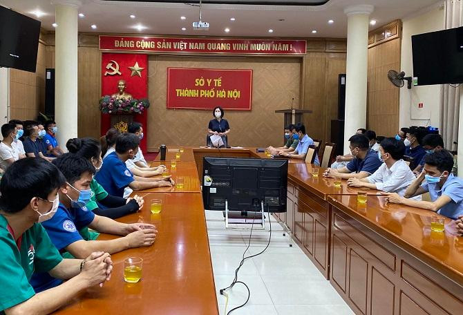 Lãnh đạo Sở Y tế Hà Nội động viên các y bác sĩ trước khi lên đường hỗ trợ Bắc Giang phòng chống dịch COVID-19