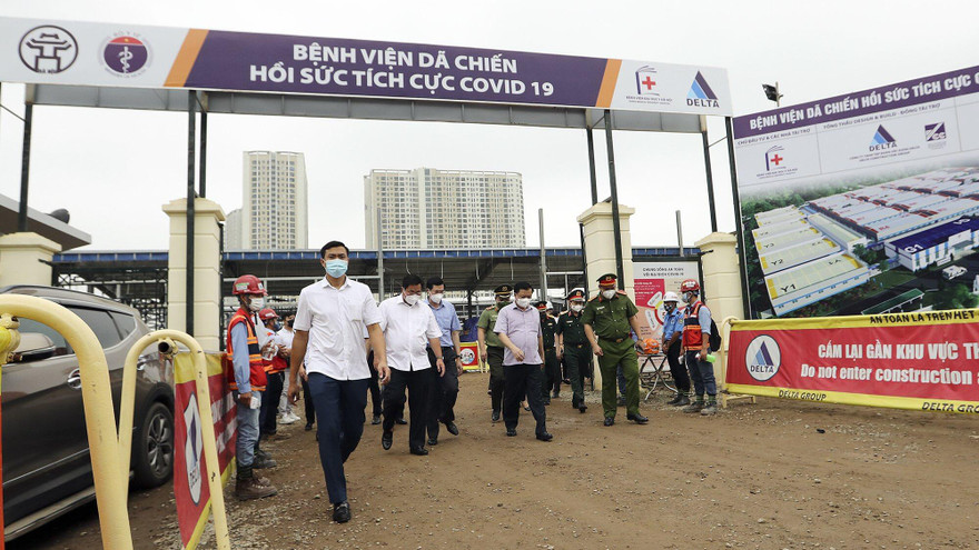 Bí thư Thành uỷ Hà Nội Đinh Tiến Dũng kiểm tra công tác xây dựng Bệnh viện Dã chiến Hồi sức tích cực COVID-19 trên địa bàn quận Hoàng Mai. Ảnh: Hoàng Mạnh Thắng