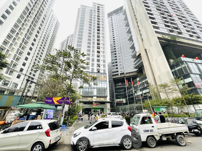 Cơ quan chức năng đã dựng rào chắn, tiến hành phong toả chung cư Garden Hill, địa chỉ tại 99 Trần Bình (Mỹ Đình 2, Nam Từ Liêm, Hà Nội) để phòng chống dịch bệnh COVID-19. Ảnh: Nguyễn Trọng Tài