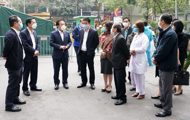 Phó Chủ tịch UBND thành phố Chử Xuân Dũng đi kiểm tra thực tế tại chung cư Garden Hill