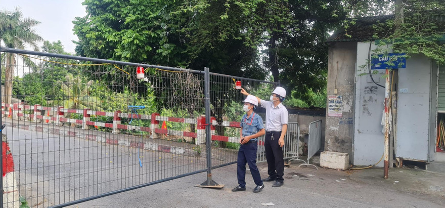 Chốt cứng tại cầu để phân chia vùng phòng chống dịch của Hà Nội