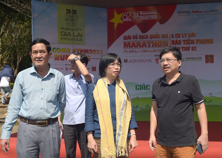 Bà Nguyễn Thị Thanh Lịch, Phó Chủ tịch UBND tỉnh Gia Lai, kiểm tra công tác chuẩn bị Giải vô địch quốc gia Marathon và cự ly dài báo Tiền Phong lần thứ 62, sáng 25/3. Ảnh: Như Ý