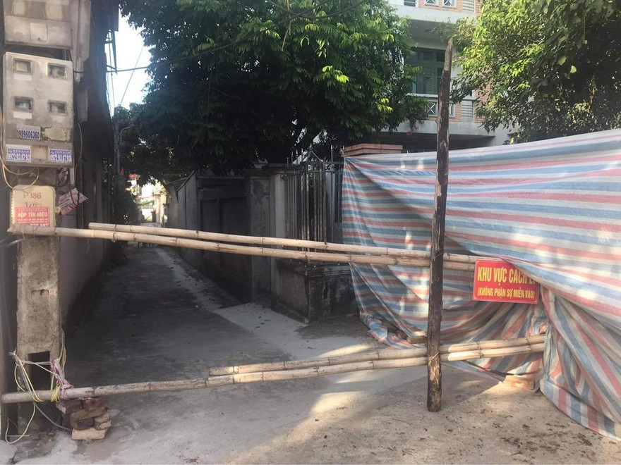 Hà Nội phong toả con ngõ nơi 2 cha con mắc COVID-19 sinh sống