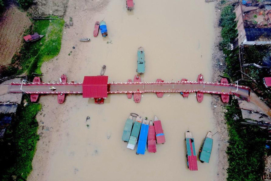 Cầu phao Lương Phúc. Ảnh: Đ.H