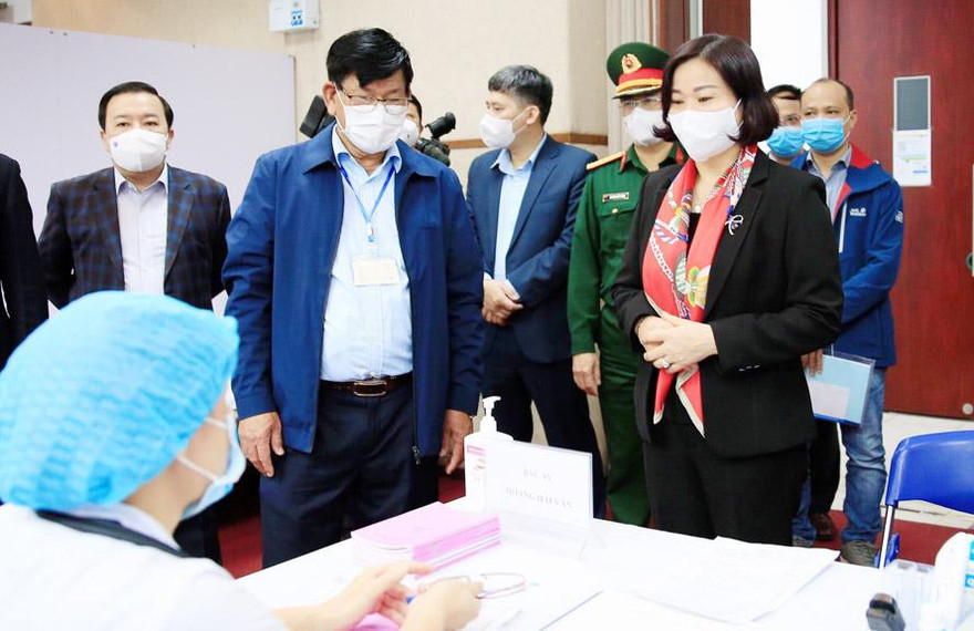 Phó Bí thư Thường trực Thành uỷ Hà Nội Nguyễn Thị Tuyến kiểm tra việc diễn tập vận hành trạm y tế lưu động tại Khu công nghiệp Thăng Long. Ảnh: HNM
