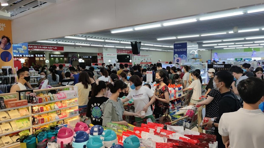 Hà Nội khuyến cáo người dân không tập trung đông người, chen lấn mua dự trữ hàng hoá