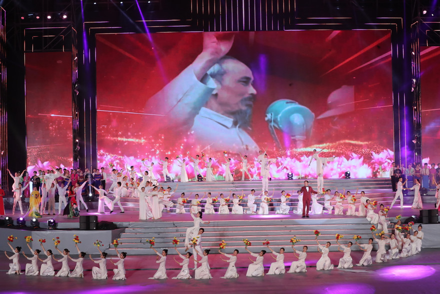 Hoành tráng chương trình 'Khát vọng - Tỏa sáng' mừng thành công Đại hội XIII