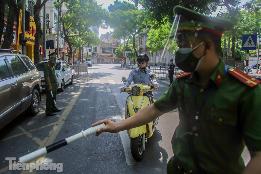 Hà Nội vẫn kiểm tra Giấy đi đường kèm lịch trực, văn bản phân công nhiệm vụ