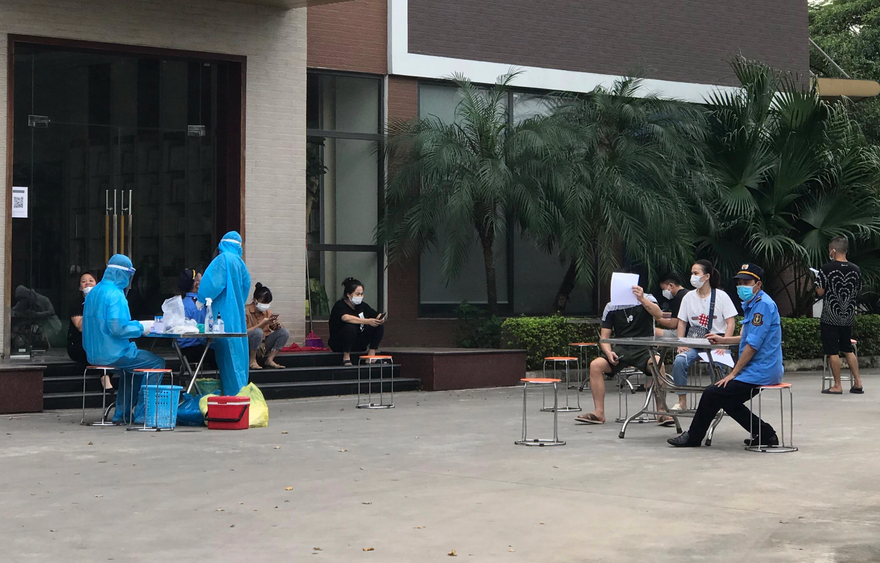 Lấy mẫu xét nghiệm cho người dân ở Ninh Hiệp, Gia Lâm. Ảnh: Trường Phong