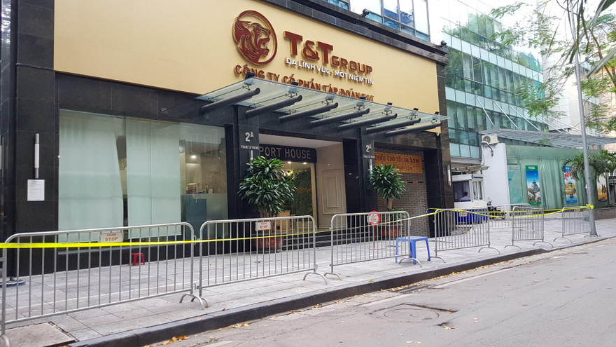 Rào chắn, phong toả Trụ sở Tập đoàn T&T trên phố Phạm Sư Mạnh để phòng chống COVID-19. Ảnh: Hoàng Mạnh Thắng