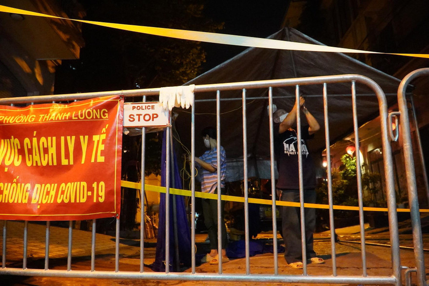 Lực lượng chức năng lập chốt cách ly tại khu vực ngõ 651 Minh Khai. Ảnh: Hoàng Mạnh Thắng