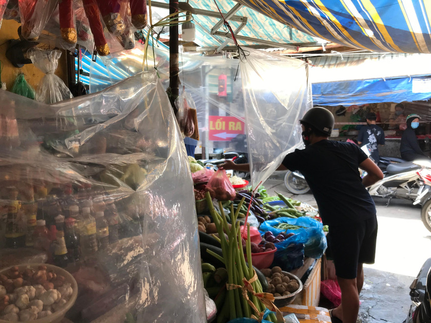 COVID-19 ‘tấn công’ chợ dân sinh ở Hà Nội