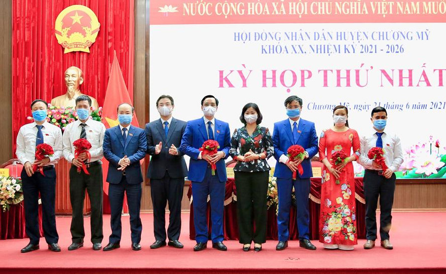 Phó Bí thư Thường trực Thành uỷ Hà Nội Nguyễn Thị Tuyến tặng hoa chúc mừng những người được bầu tại kỳ họp HĐND huyện Chương Mỹ