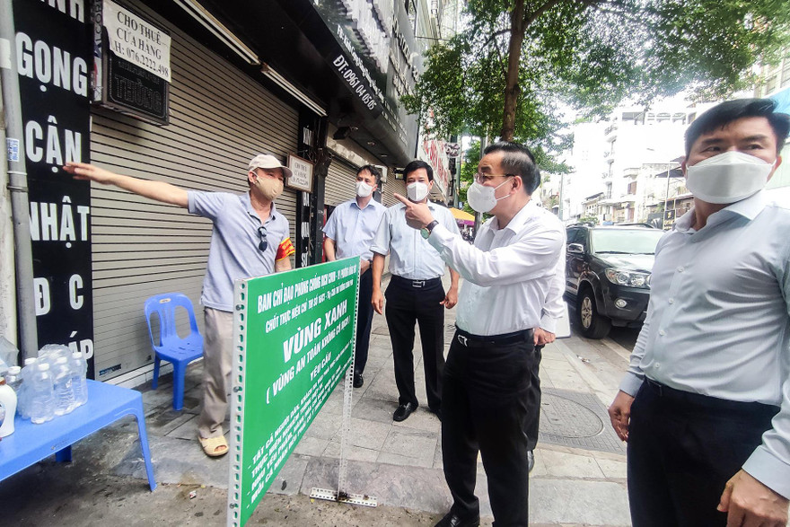 Chủ tịch UBND thành phố Hà Nội Chu Ngọc Anh kiểm tra công tác bảo vệ vùng xanh trên địa bàn quận Đống Đa