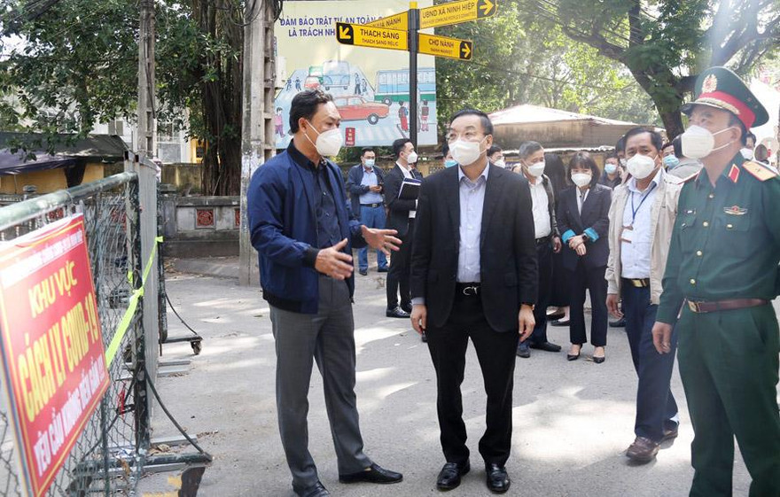 Chủ tịch UBND thành phố Hà Nội Chu Ngọc Anh kiểm tra công tác phòng, chống dịch COVID-19 tại xã Ninh Hiệp, huyện Gia Lâm.