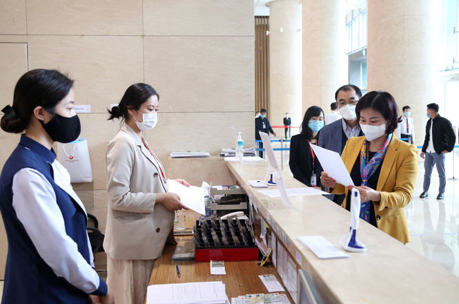 Phó Bí thư Thường trực Thành ủy Hà Nội Nguyễn Thị Tuyến kiểm tra công tác phòng, chống dịch Covid-19 tại Trung tâm thương mại Lotte (quận Ba Đình). Ảnh: HNM