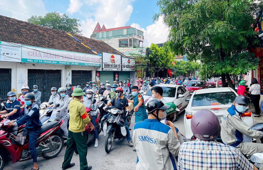 Cảnh ùn ứ khi kiểm tra Giấy đi đường kèm lịch trực, văn bản phân công nhiệm vụ xảy ra trên địa bàn huyện Thanh Trì. Ảnh: Nguyễn Trọng Tài