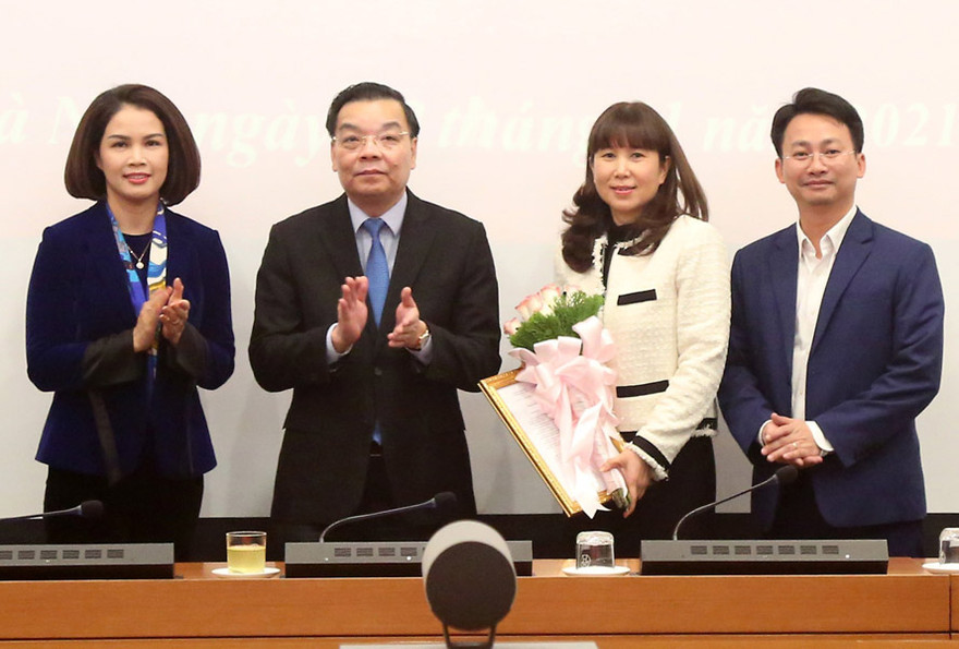 Chủ tịch UBND thành phố Hà Nội Chu Ngọc Anh trao quyết định cho bà Đặng Hương Giang