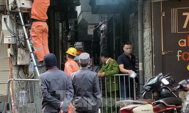 Lực lượng chức năng phong tỏa con ngõ nơi xảy ra vụ cháy khiến 4 thanh niên tử vong. Ảnh: Thanh Hà