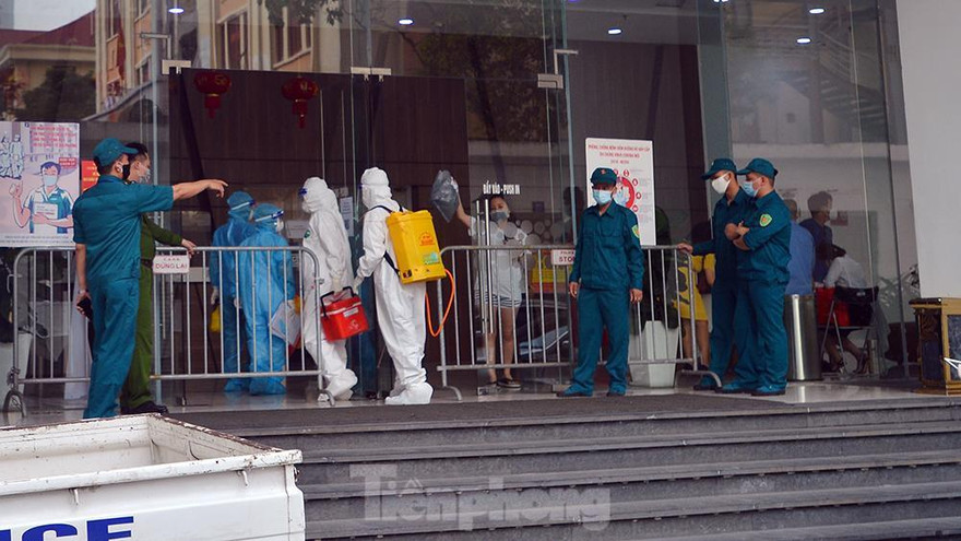 Lực lượng chức năng phong toả chung cư Central Point, nơi ở của ông N.V.T