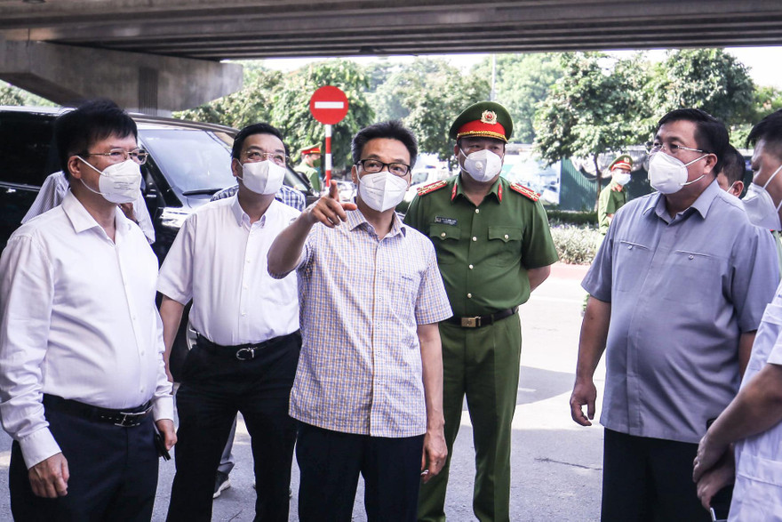 Phó Thủ tướng Vũ Đức Đam kiểm tra công tác phòng chống dịch ở Hà Nội. Ảnh: PV