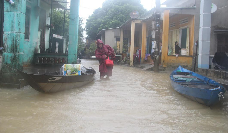 Người dân Quảng Nam chạy đua với nước lũ. Ảnh H. Văn